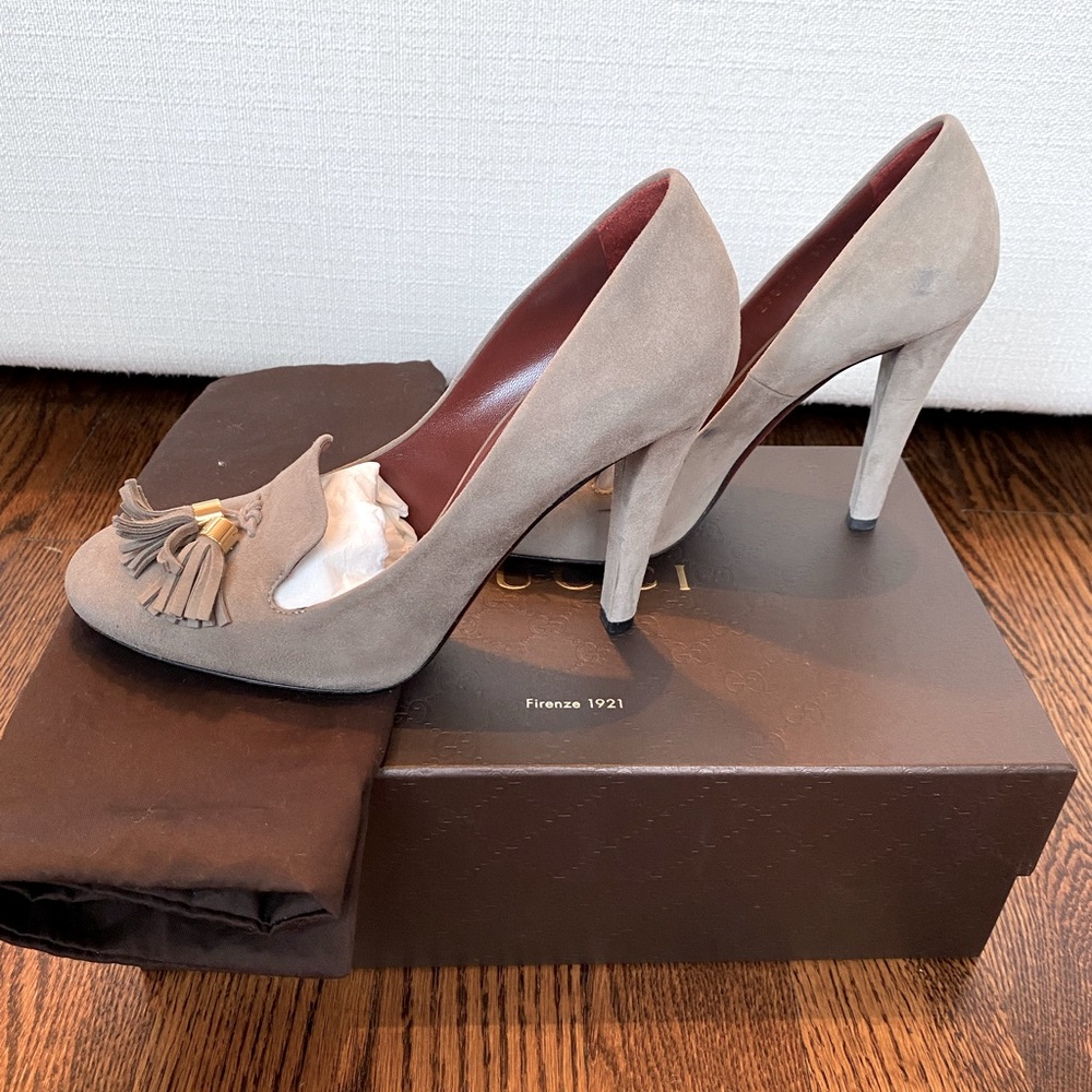 Gucci Kid Scamosciato New Fango Heeled Loafers in Cream Suede - Picture 2 of 7